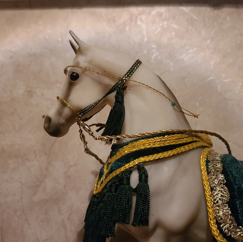 Breyer 2003 white Arabian w/ Costume traditional model horse - Picture 4 of 5
